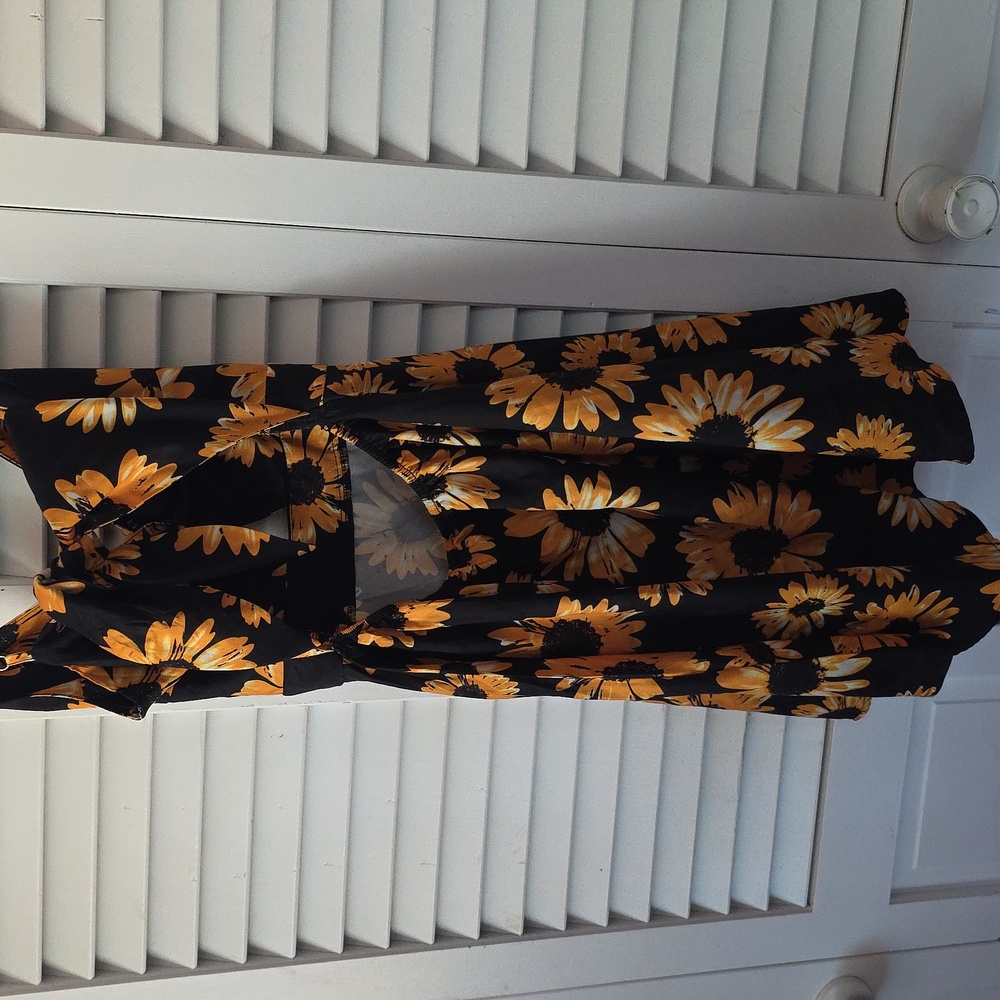 Sunflower Print Dress, Size Small 🌻🌻 - Picture 7 of 9